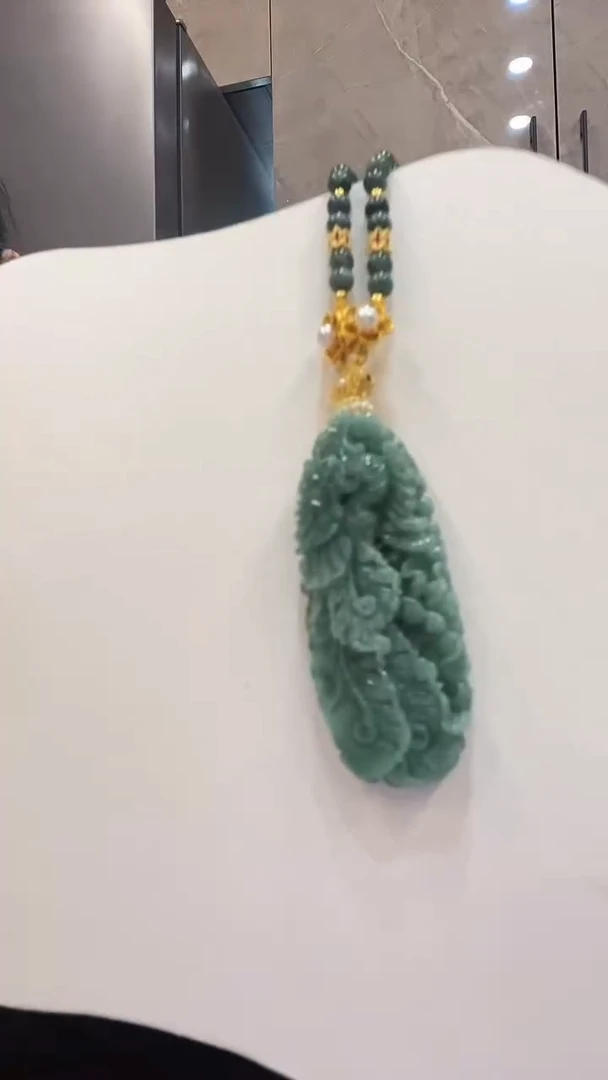 翡翠未镶嵌颈饰凤凰