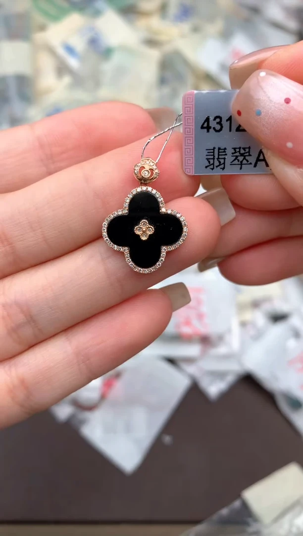 18K金镶嵌挂件翡翠一