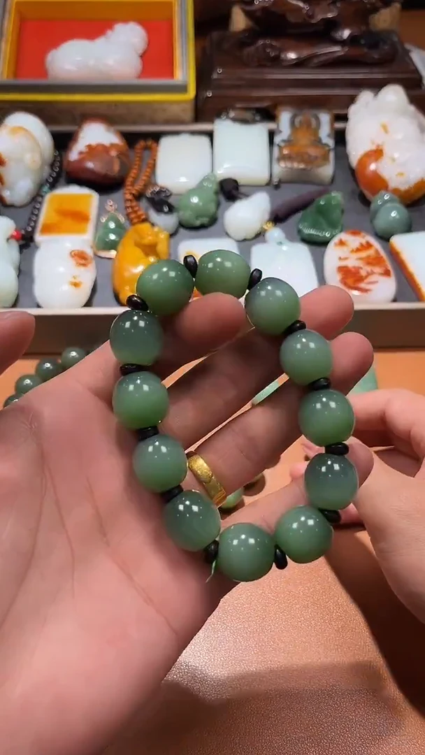 未镶嵌和田玉把件行***。和田玉