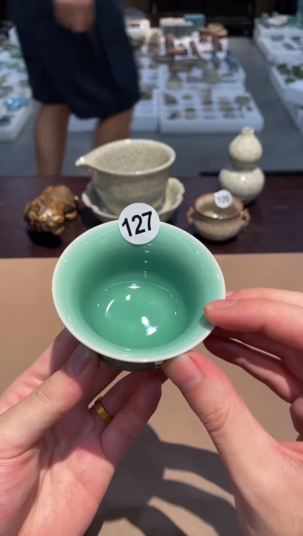 127窑承龙泉青瓷三足马蹄杯