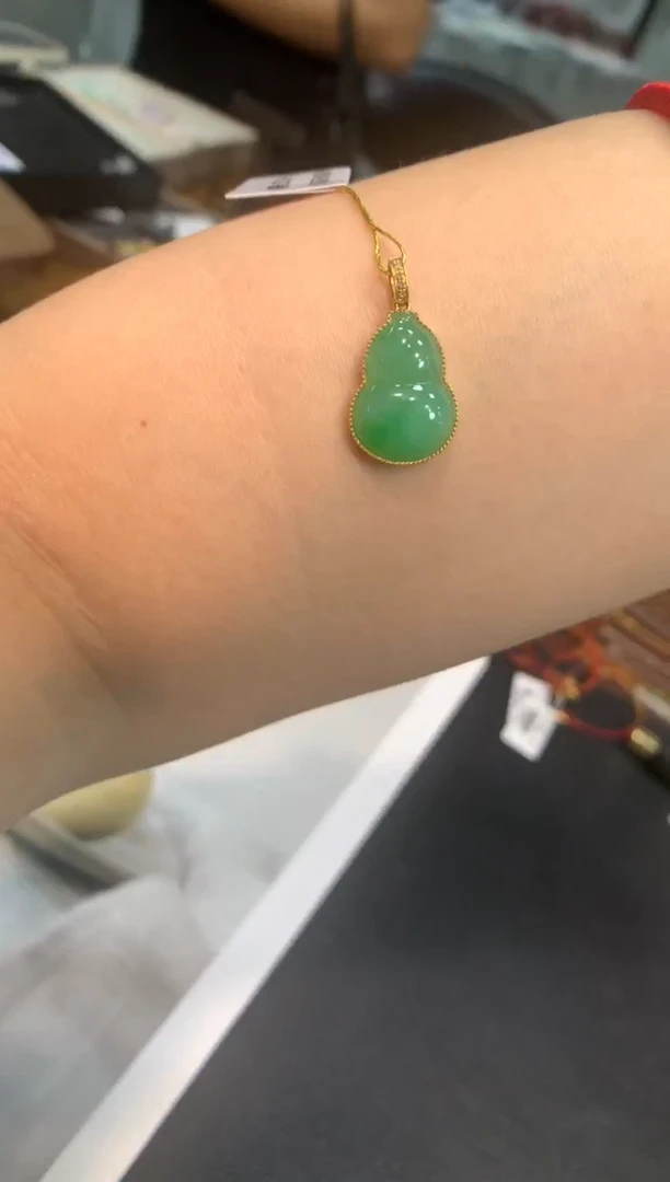 翡翠18K金镶嵌颈饰葫芦