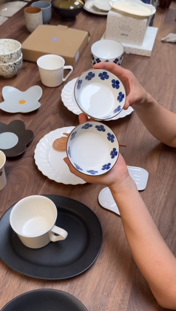 陶瓷手绘棕边小蓝花小碟2只瑕疵