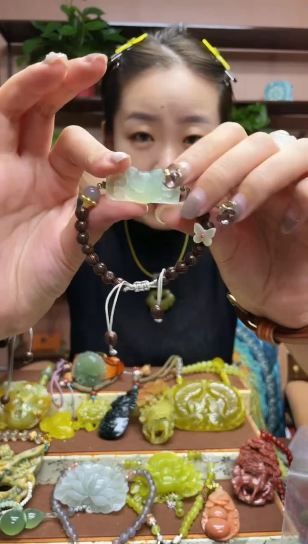 未镶嵌蛇纹石玉颈饰·