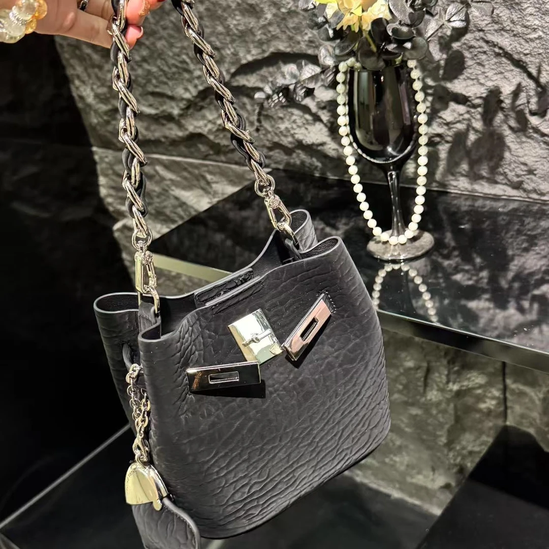 【芝麻集】SD-5521-泡泡纹黑RAIN.CUN简约百搭腋下斜跨轻奢女包