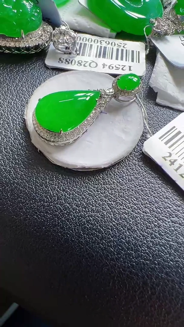 颈饰18K金镶嵌翡翠水滴