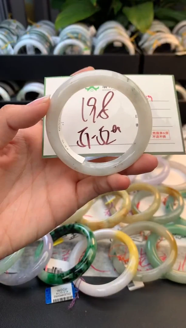 未镶嵌定制翡翠毛货需精细抛光+多人