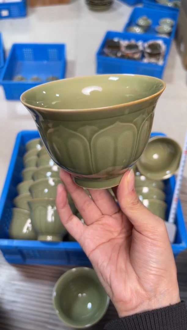 陶瓷橄榄绿莲瓣大压手杯