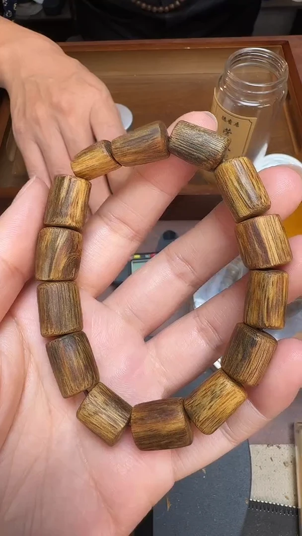 沉香手串乌身圆叶随形单圈12克+