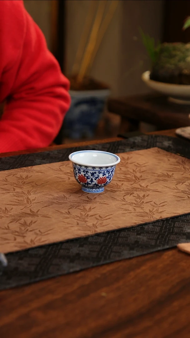 【闪购商品】壶承青花釉里红缠枝莲小压手杯