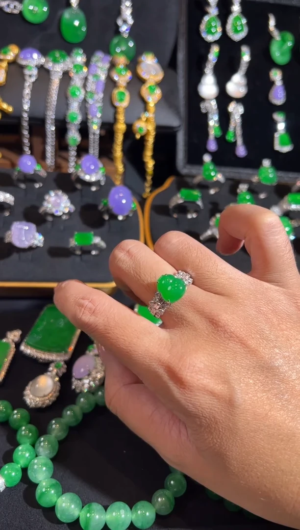 18K金镶嵌戒指翡翠葫芦戒指