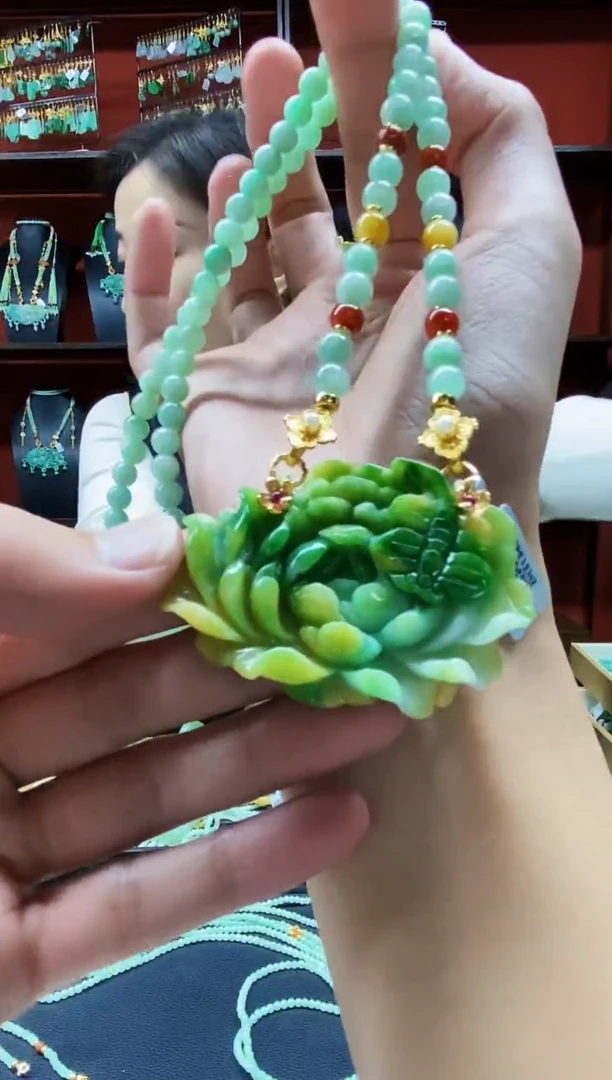 颈饰未镶嵌翡翠吊坠