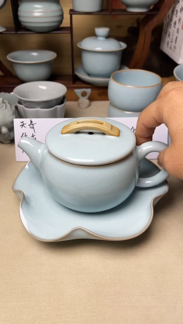 微瑕天青釉五支钉满釉汉瓦壶