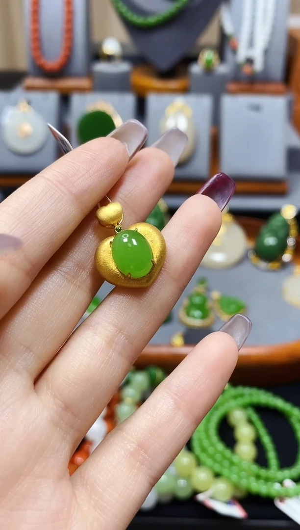 【闪购商品】和田玉苹果绿蛋面爱心吊坠18K金镶嵌*