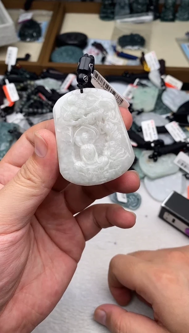 翡翠未镶嵌颈饰 多样性发其一