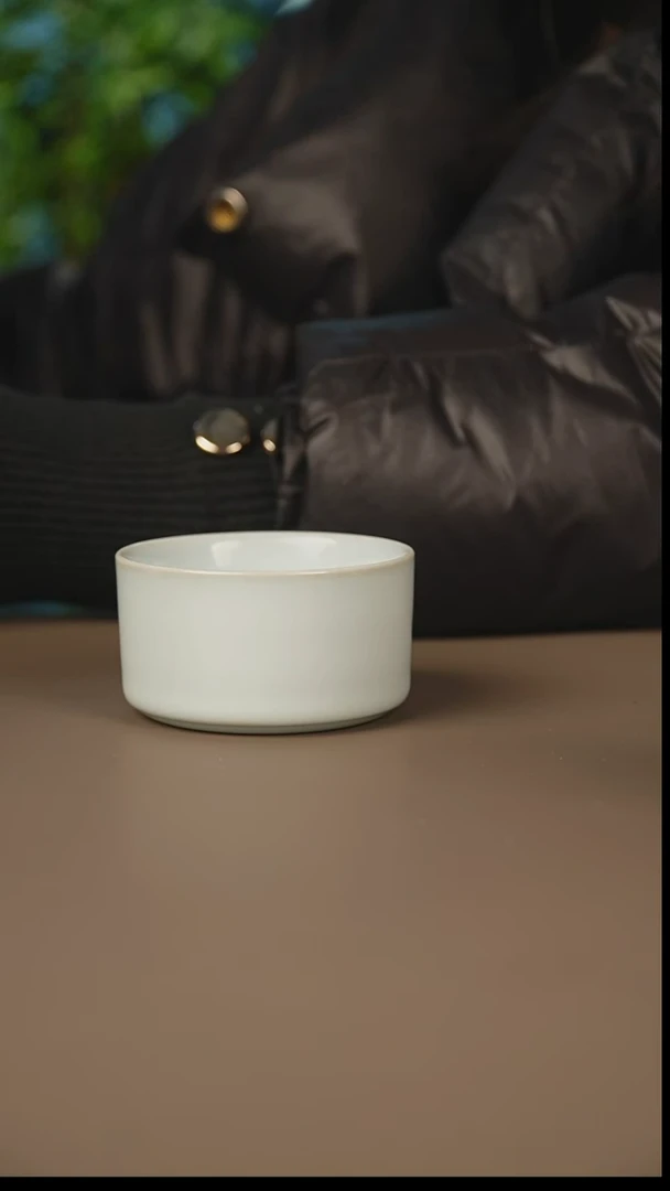 奎奎月白直筒杯         微暇