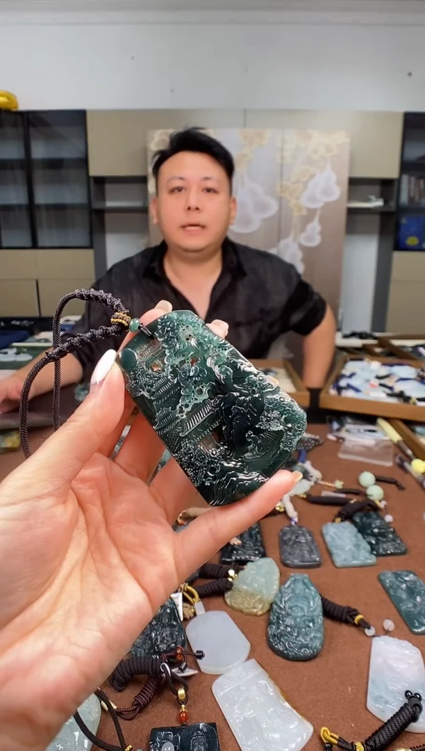 颈饰未镶嵌翡翠  多样性发其一
