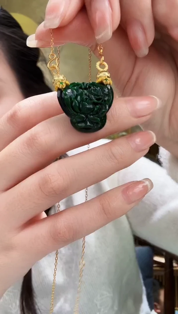 颈饰未镶嵌翡翠吊坠