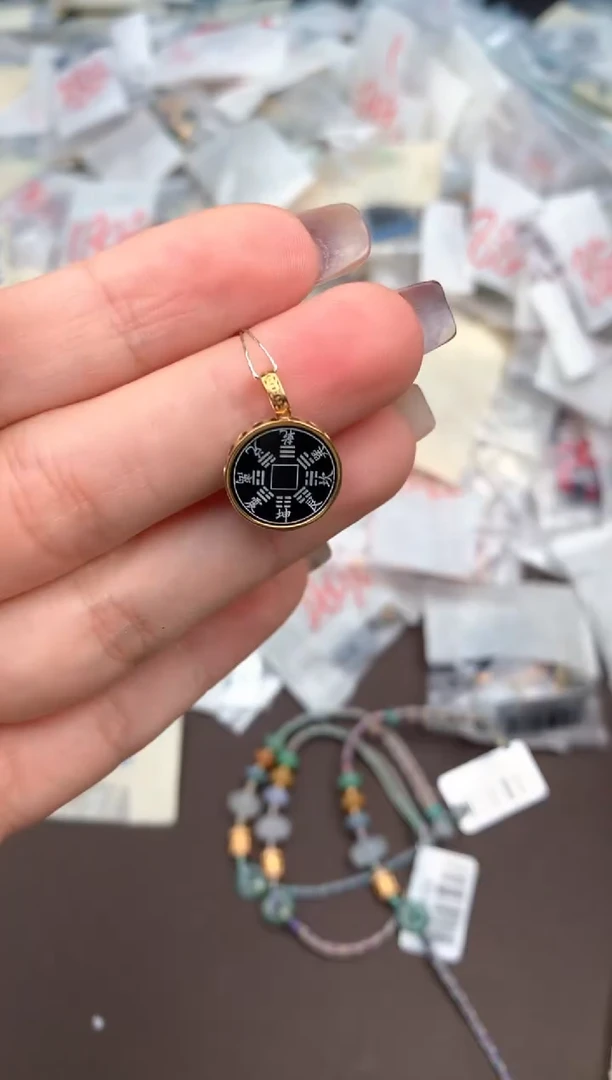 18K金镶嵌挂件翡翠—