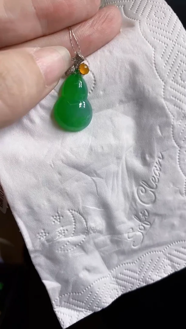 翡翠18K金镶嵌颈饰葫芦