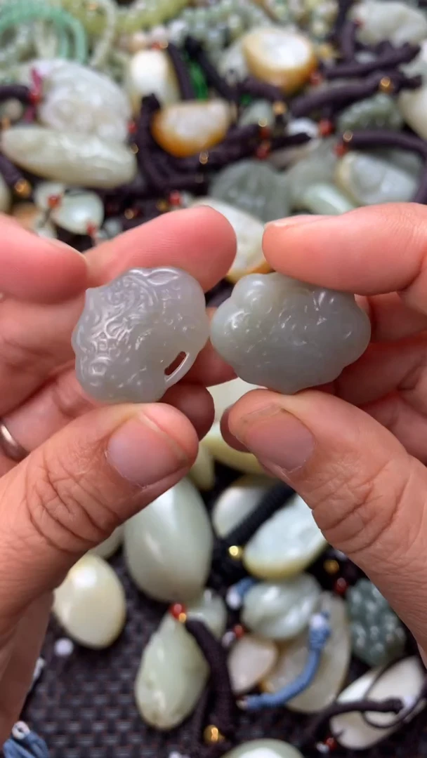 和田玉未镶嵌颈饰（多样性发一件）没有证书有瑕