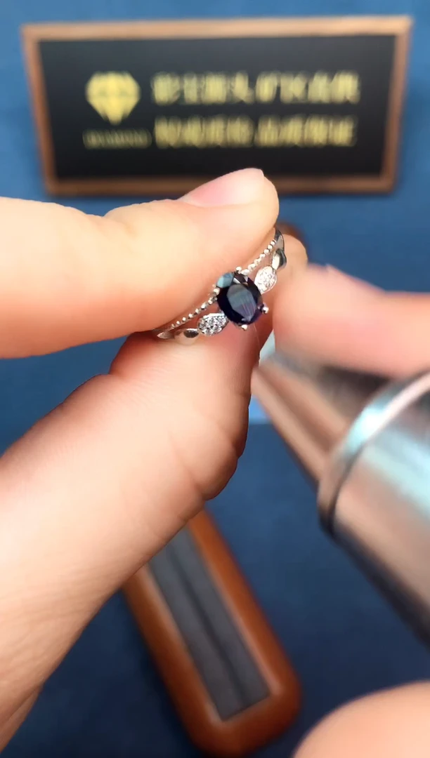 戒指蓝宝石未镶嵌....