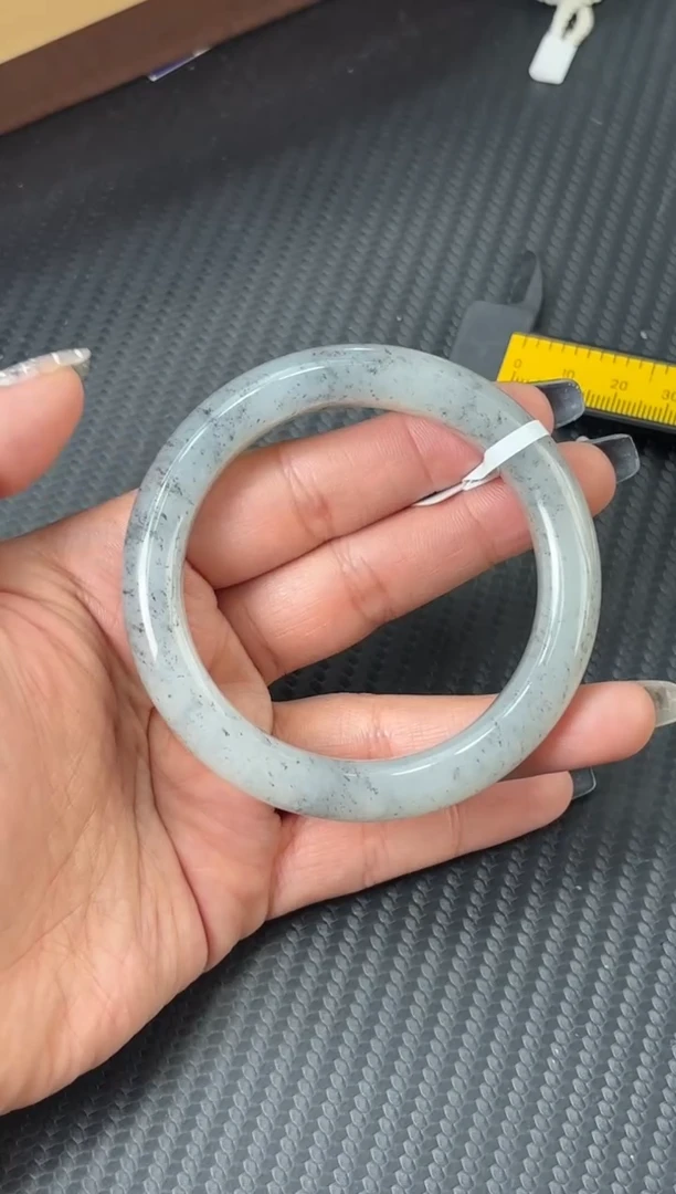 未镶嵌手镯和田玉黑山微色差57Mm