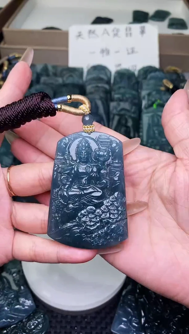 颈饰未镶嵌翡翠