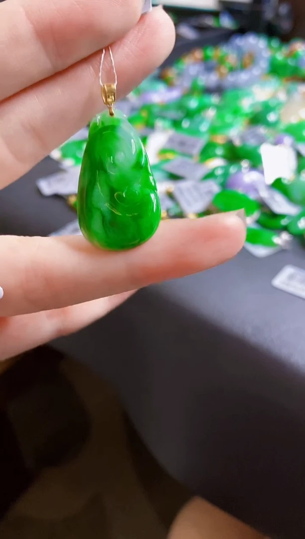 翡翠18K金镶嵌颈饰如意