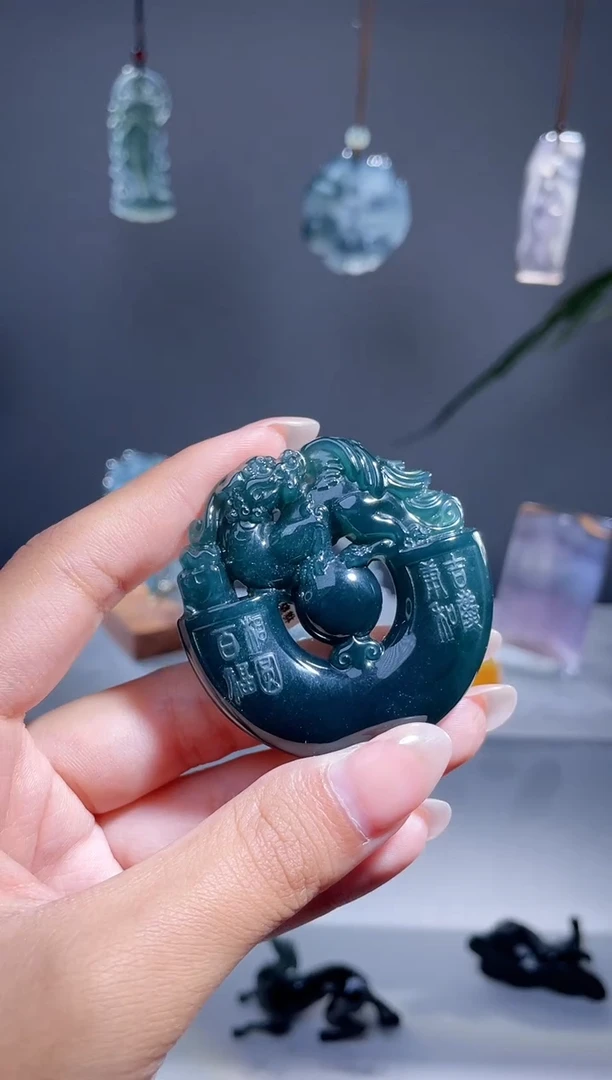 翡翠未镶嵌颈饰飞天貔貅