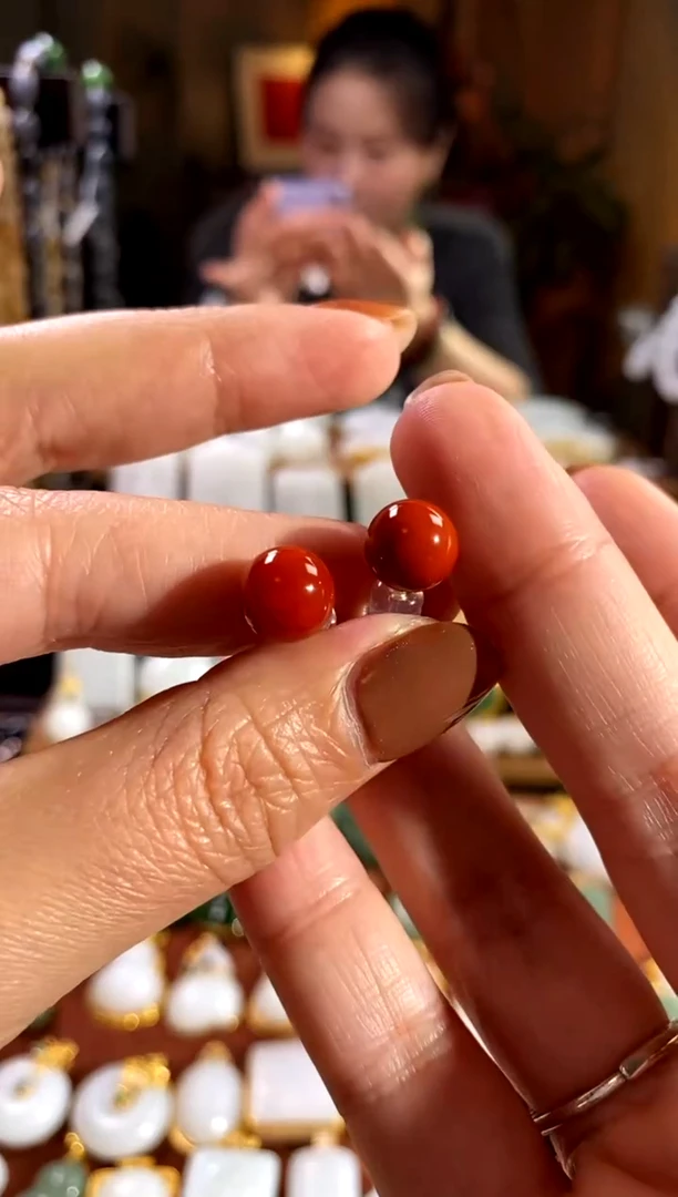 18K金镶嵌耳饰南红玛瑙.