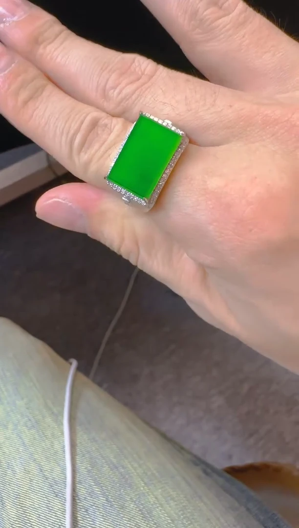 18K金镶嵌戒指翡翠天然A货翡翠