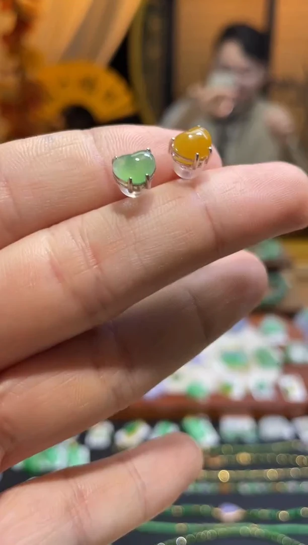 颈饰未镶嵌翡翠耳钉