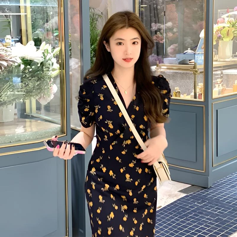 法式气质V领泡泡袖碎花连衣裙女2025夏季新款收腰显瘦印花茶歇裙