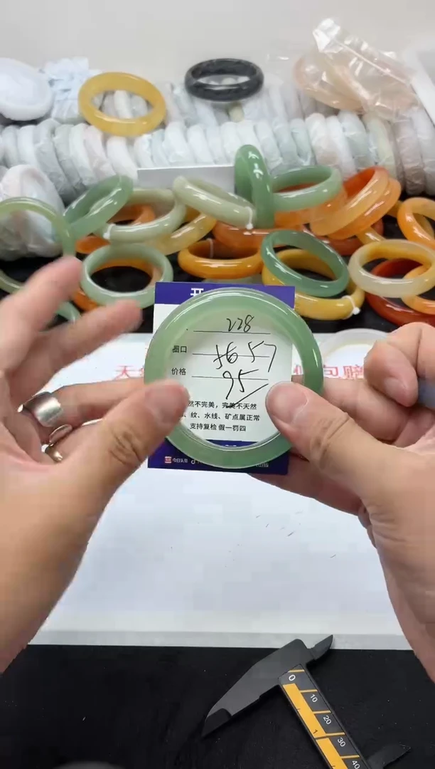 未镶嵌手镯石英质玉228