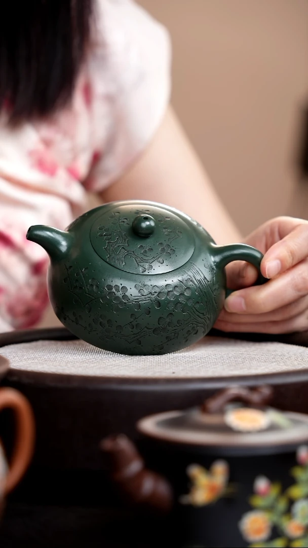 茶壶紫砂民国绿半月刻梅