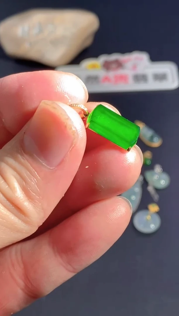 颈饰18K金镶嵌翡翠