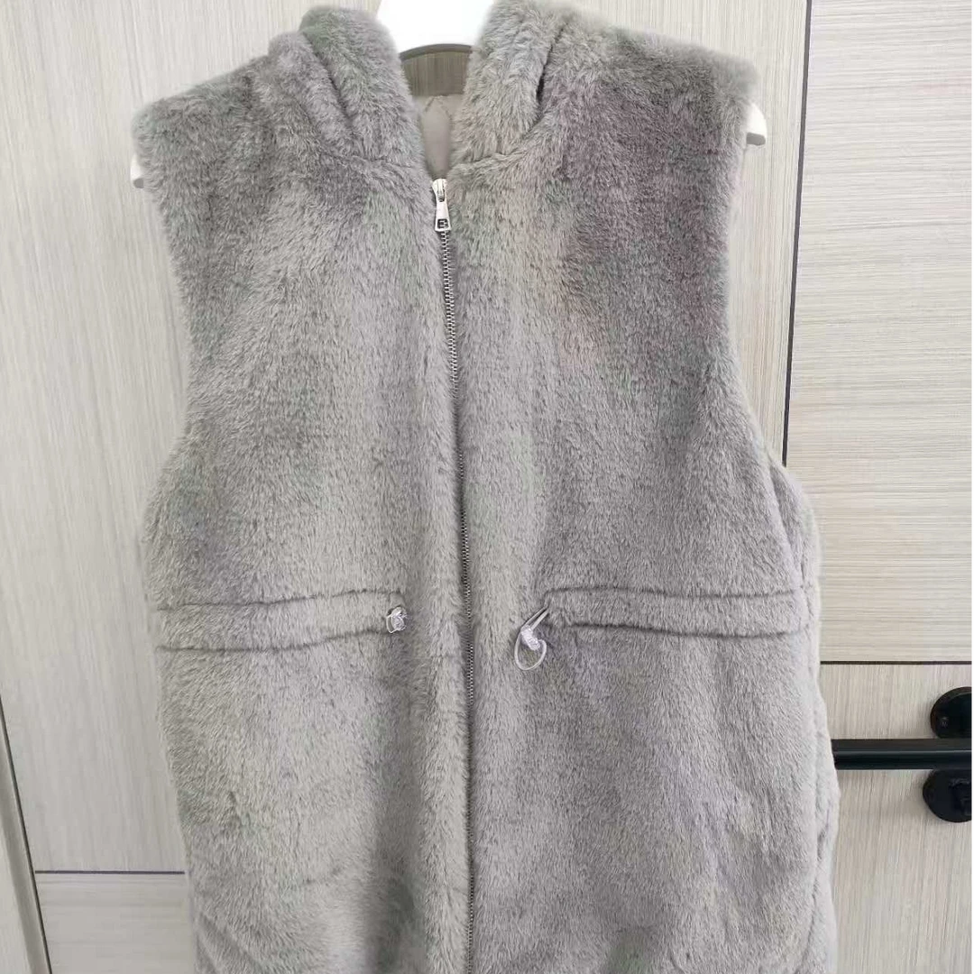 灰色连帽毛绒绒马甲保暖