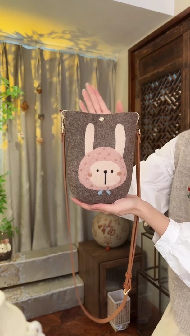 羊毛非遗纯手工包  手机包兔子