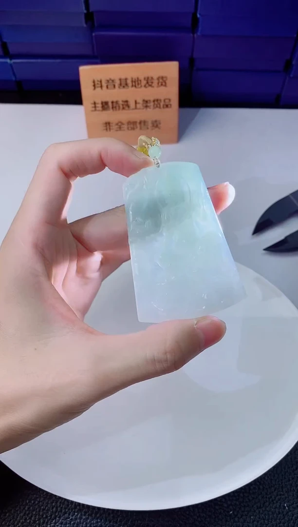 翡翠未镶嵌颈饰     `