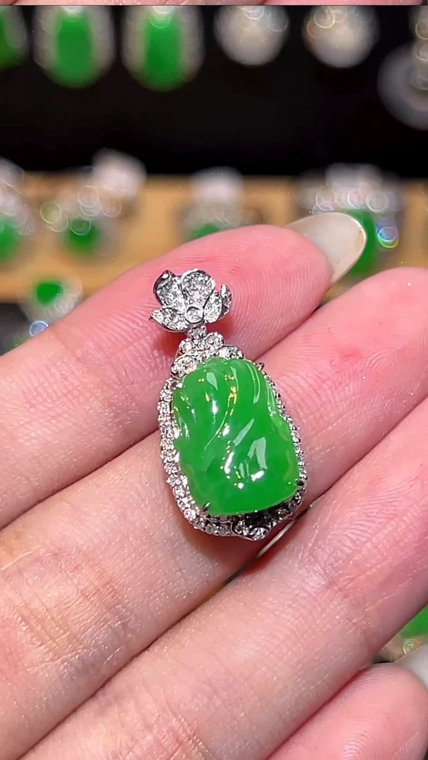 颈饰18K金镶嵌翡翠吊坠