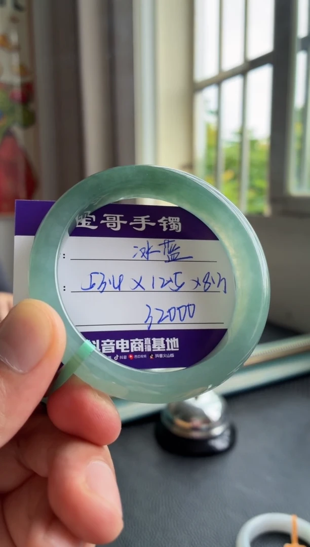 翡翠手镯未镶嵌翡翠手镯