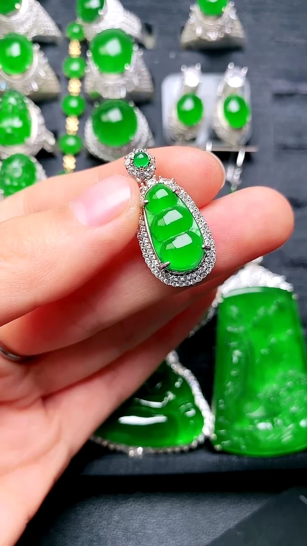 【闪购商品】翡翠吊坠(赠链)未镶嵌福豆吊坠