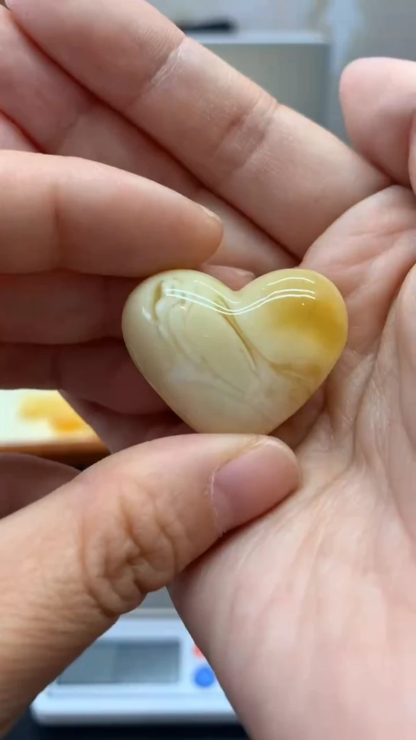 未镶嵌琥珀珠宝奇石1081