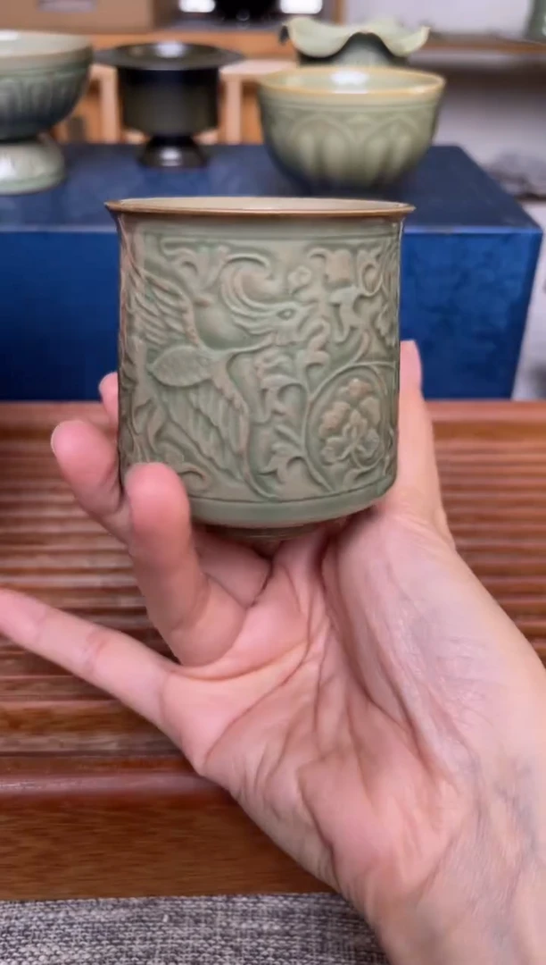 瓷器秘色凤穿牡丹束口杯 微瑕