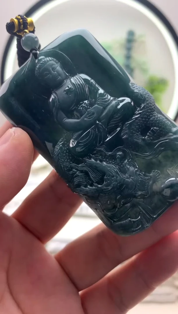 翡翠未镶嵌颈饰大日如来