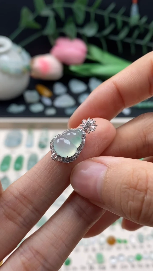 【闪购商品】翡翠颈饰18K金镶嵌翡翠冰胶葫芦