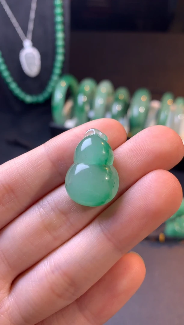吊坠(不含链)未镶嵌石英质玉（非洲翠）葫芦（放漏）