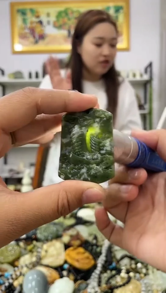 岫玉未镶嵌吊坠