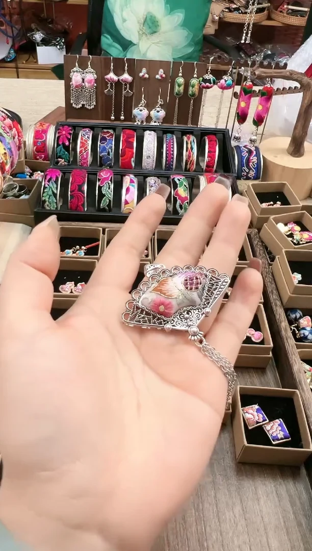 【闪购商品】织绣民族风老绣饰品201