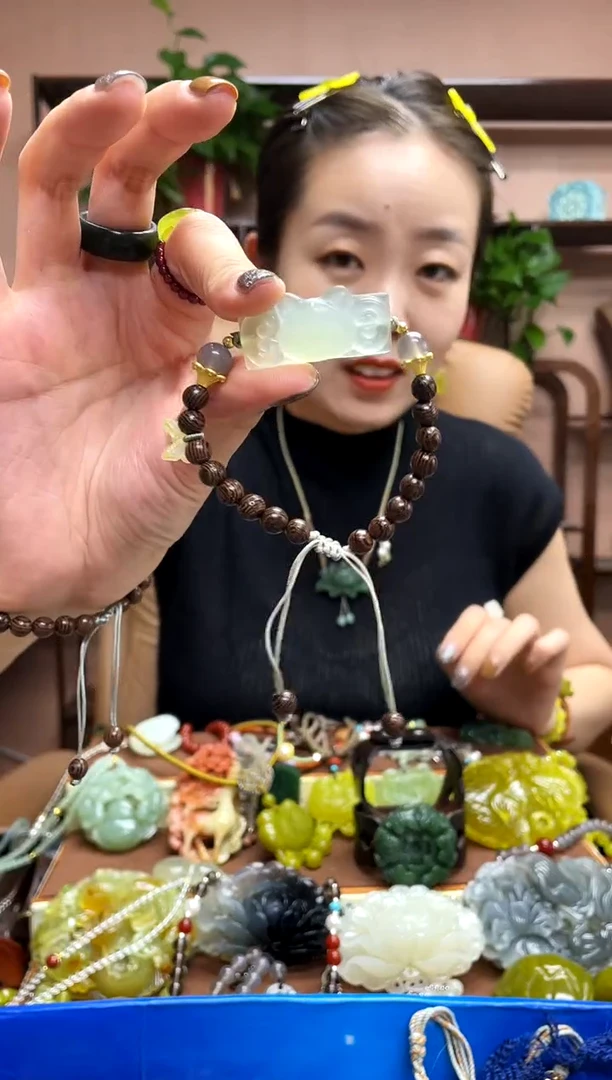 未镶嵌岫玉吊坠多样性发货发其中之一